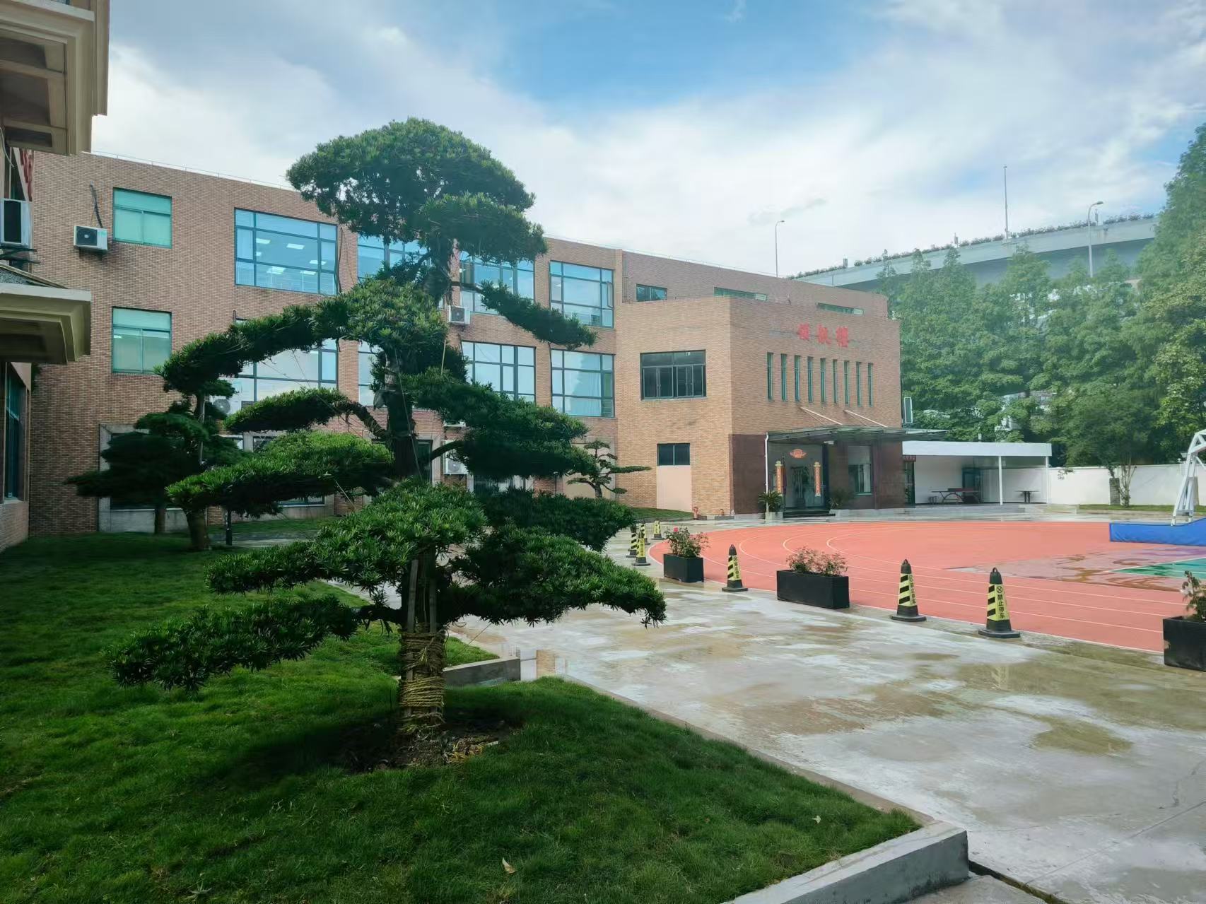 校园一角.jpg 校园一角.jpg